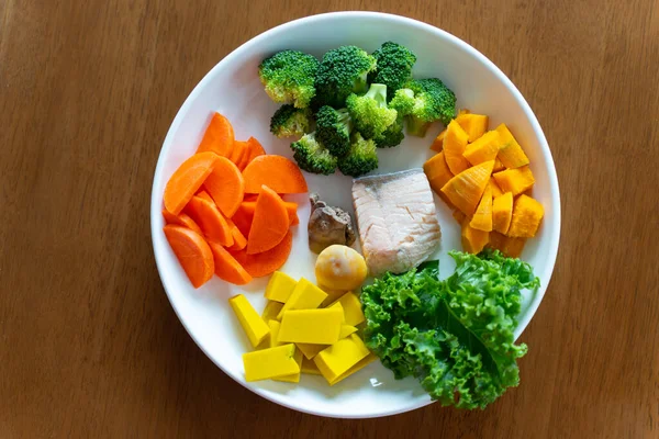 Temiz yiyecekler, sağlıklı yiyecekler, beyaz sebzeler.