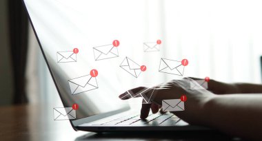 Dizüstü bilgisayarın üstünde uçan uyarı gelen kutusu, e-posta iletişimi, gelen kutucuğu kontrolü ve dijital uyarı sistemi olan bir iş kolu..