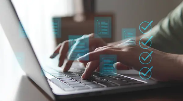 İş adamı eli, çevrimiçi anket, müşteri geribildirimi, hizmet değerlendirmesi ve memnuniyet puanlarını temsil eden 5.0 etiketli saydam bir derecelendirme çubuğuna işaret ediyor..