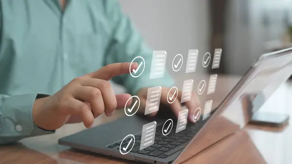 İş adamı eli, çevrimiçi anket, müşteri geribildirimi, hizmet değerlendirmesi ve memnuniyet puanlarını temsil eden 5.0 etiketli saydam bir derecelendirme çubuğuna işaret ediyor..