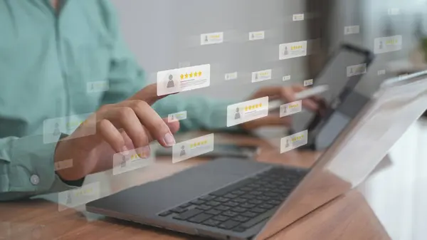 Müşteri değerlendirmesi iyi değerlendirme konsepti, el basan kullanıcı ve beş yıldızlı simge olumlu müşteri geribildirimi, tanıklık, kullanıcı yorumu ve gözden geçirme için görsel ekranda.