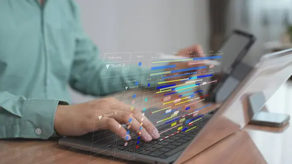 Renkli veri akışı ile dijital arayüze ilişkin iş adamı planlama stratejisi Proje planlaması, iş yol haritası ve performans yönetimi kavramı.
