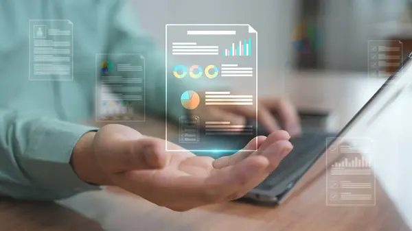 Büyük verileri, iş analizlerini ve dijital yönetimi temsil eden açık bir avucun üzerinde yüzen grafik ve grafiklerle geleceksel bir veri arayüzü.