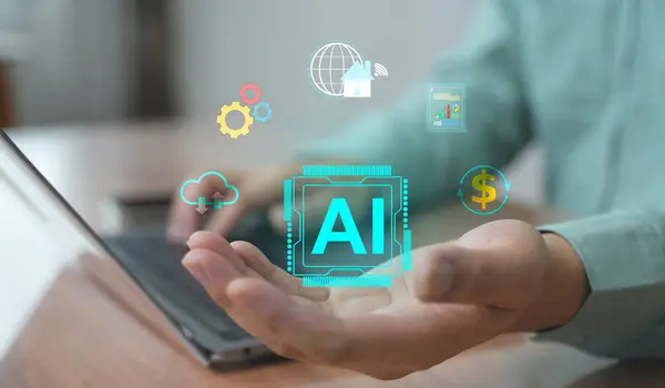 El ele tutuşan yapay zeka ve akıllı otomasyonu temsil eden bulut, dişli ve veritabanı gibi fütüristik simgelerle çevrili yapay zeka küpü..