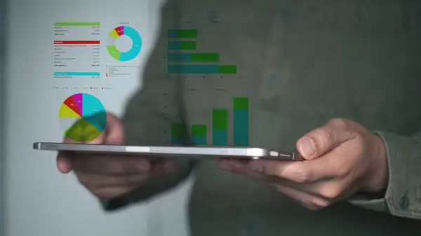 Modern Ofiste Sayısal Analitik Kontrol Paneli ile Tablet Kullanan İşadamı.