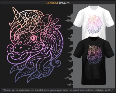 Renkli gradyan tek boynuzlu at baş mandala sanatı siyah beyaz tişörte izole edilmiş..