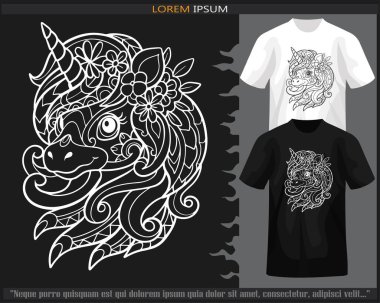 Tek boynuzlu at başı mandala sanatı siyah beyaz tişörtte izole edilmiş..