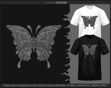 Tek renkli güzel kelebek mandala sanatı siyah beyaz tişörtte izole edilmiş..