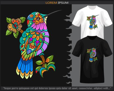 Siyah beyaz tişörtle izole edilmiş renkli vızıldayan kuş mandala sanatı.