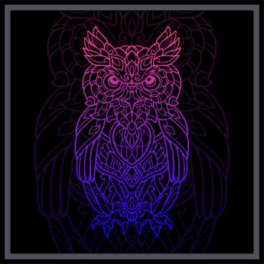 Renkli baykuş mandala sanatları siyah arka planda izole edilmiştir.