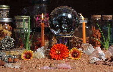 Avustralya Kırmızı Kum Meditasyon Sunağında Mumlu Kristal Top ve Çakra Taşları