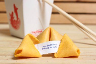 Sözcüklerle Şans Kurabiyesi Eski görevleri bitirmek için iyi bir zaman. Arkadaki konteynırı çıkar.