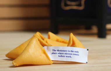 Mesajlı Şans Kurabiyesi Sözlük, başarının işten önce geldiği tek yerdir.