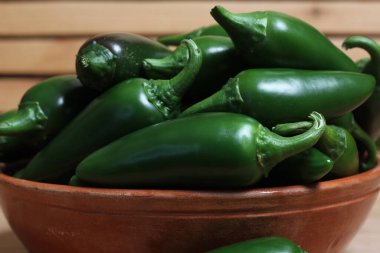 Rustic Kitchen 'da bir kase taze yeşil biber.