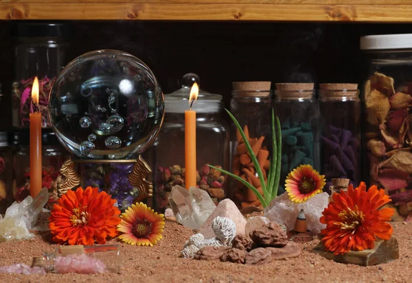 澳大利亚红沙默默祭坛上带有蜡烛和脉轮石的水晶球 — 图库照片