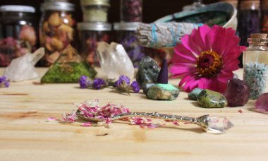 Kurumuş çiçekler ve kristal çakra Taşları Meditasyon sunağı sığ DOF