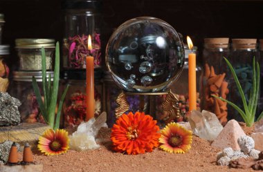 Avustralya Kırmızı Kum Meditasyon Sunağında Mumlu Kristal Top ve Çakra Taşları