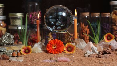 Avustralya Kırmızı Kum Meditasyon Sunağında Mumlu Kristal Top ve Çakra Taşları