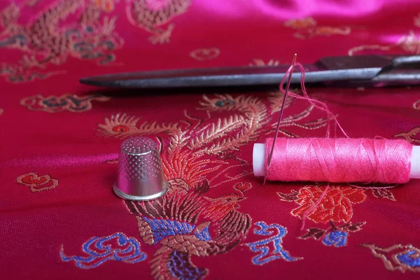 Pink Thread Och Thimble Vintage Rosa Satin — Stockfoto