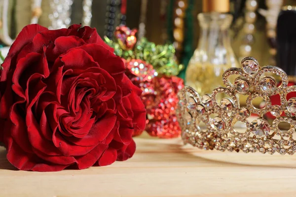 Τριαντάφυλλο Και Τιάρα Άρωμα Και Κοσμήματα Στο Παρασκήνιο Shallow Dof — Φωτογραφία Αρχείου