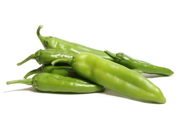Čerstvé Zelené Chilli Papričky Izolované Bílé — Stock fotografie