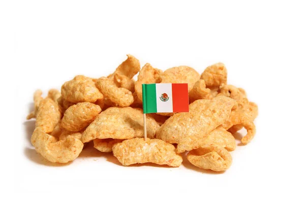 Pile Fried Pork Rinds Flagą Meksyku Białym Tle — Zdjęcie stockowe
