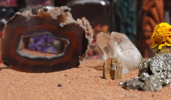 Yellow Flowers Pyrite Rocks Crystals Australian Red Sand — Foto Stock