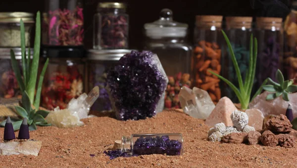 Ametystové Krystaly Čakrové Kameny Australském Červeném Písku Meditační Oltář — Stock fotografie