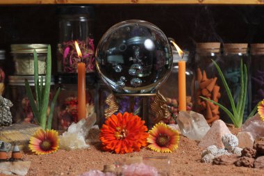 Avustralya Kırmızı Kum Meditasyon Sunağında Mumlu Kristal Top ve Çakra Taşları