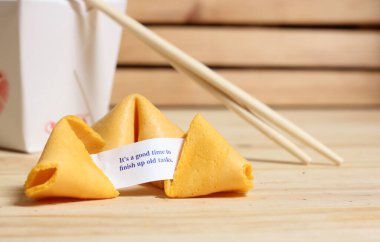 Sözcüklerle Şans Kurabiyesi Eski görevleri bitirmek için iyi bir zaman. Arkadaki konteynırı çıkar.