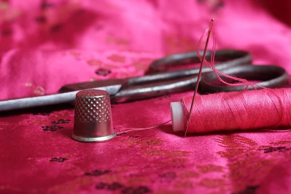 Катушка Розовой Нити Наперсток Винтажном Розовом Атласе — стоковое фото