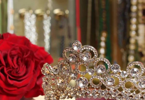 具有香水和珠宝背景的玫瑰和Tiara浅色Dof — 图库照片