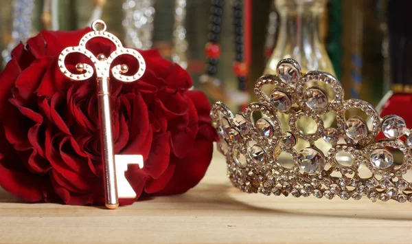红玫瑰与钥匙和领带在梳妆台上 — 图库照片