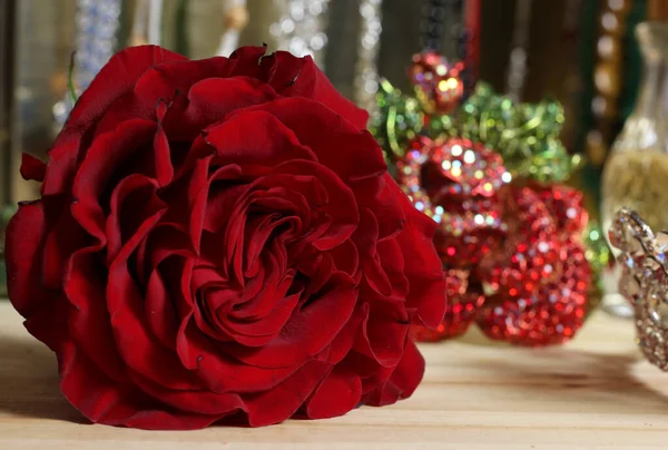 Τριαντάφυλλο Και Τιάρα Άρωμα Και Κοσμήματα Στο Παρασκήνιο Shallow Dof — Φωτογραφία Αρχείου