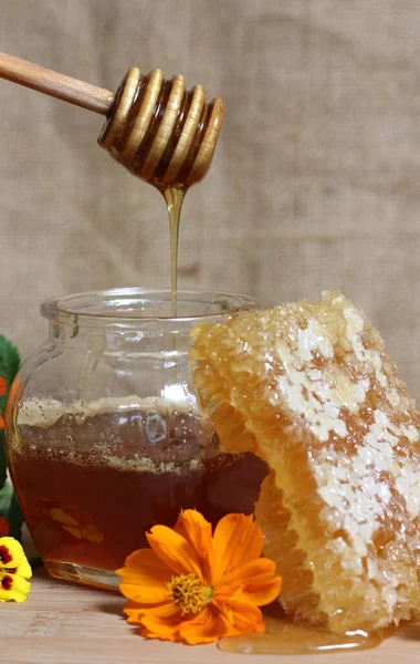 Fresh Honey Honeycomb Yellow Flowers Rustic Kitchen — Stock Photo, Image