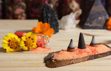 Tütsü ve Taş Piramitli Taş Kristali Meditasyon Masası