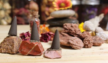 Tütsü Konileri ve Çöl Gülü Kayaları Arkaplanda Piramitle Meditasyon Masasında