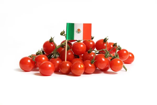 墨西哥国旗与白色隔离的樱桃番茄 — 图库照片
