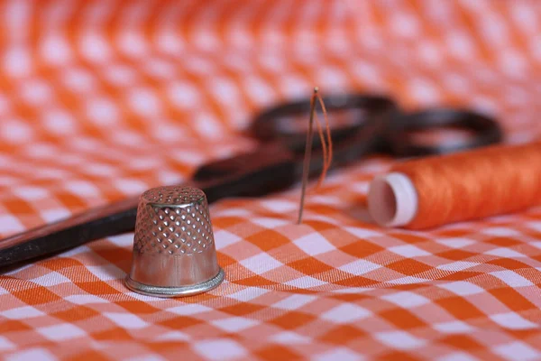 Tela Cuadros Naranja Blanca Con Dedal Carrete Hilo Naranja Tijeras — Foto de Stock