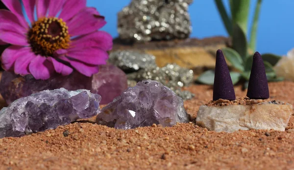Chakra Pedras Flores Roxas Com Areia Vermelha Australiana Mesa Meditação — Fotografia de Stock