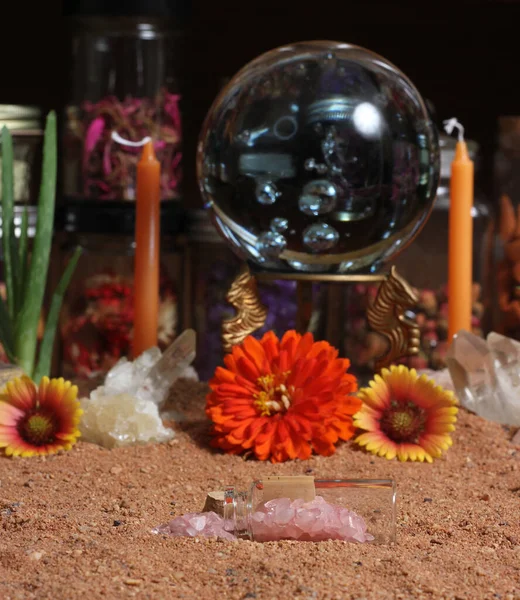 水晶球 花朵与蜡烛在冥想祭坛上的应用 — 图库照片