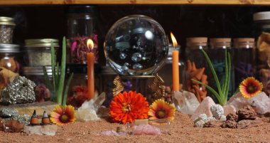 Avustralya Kırmızı Kum Meditasyon Sunağında Mumlu Kristal Top ve Çakra Taşları