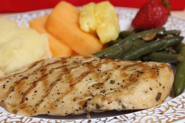 Düğünde Kızarmış Tavuk ve Sebze Yemeği