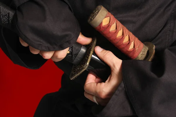 Człowiek Usuwa Japoński Miecz Katana Scabbard — Zdjęcie stockowe