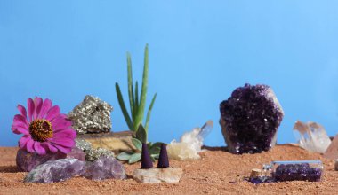 Avustralya Kızıl Kum Meditasyon Sunağında Çakra Taşları ve Çiçekler