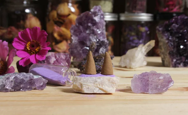 Amethyst Crystals Flowers Incense Cones Meditation Altar — Fotografia de Stock