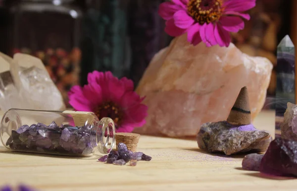 Αμέθυστος Κρύσταλλοι Λουλούδια Και Τον Κώνο Incense Στο Βωμό Διαλογισμού — Φωτογραφία Αρχείου