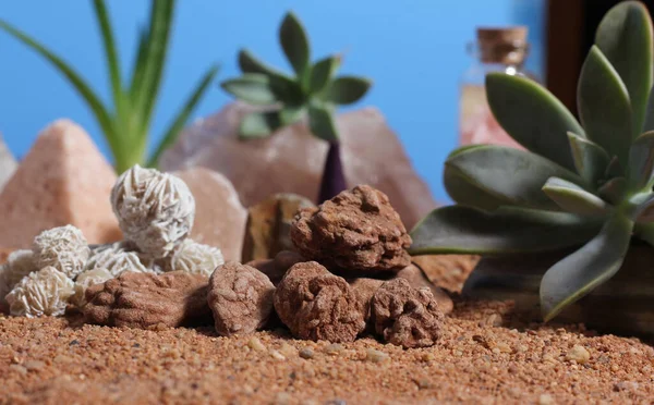 Wüstenrosenfelsen Mit Quarzkristallen Auf Dem Australischen Meditationsaltar Mit Rotem Sand — Stockfoto