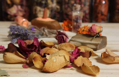 Kurutulmuş gül yaprakları ve kristalli kurutulmuş lavanta ve taşlaşmış odun.