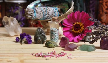 Kurumuş çiçekler ve kristal çakra Taşları Meditasyon sunağı sığ DOF